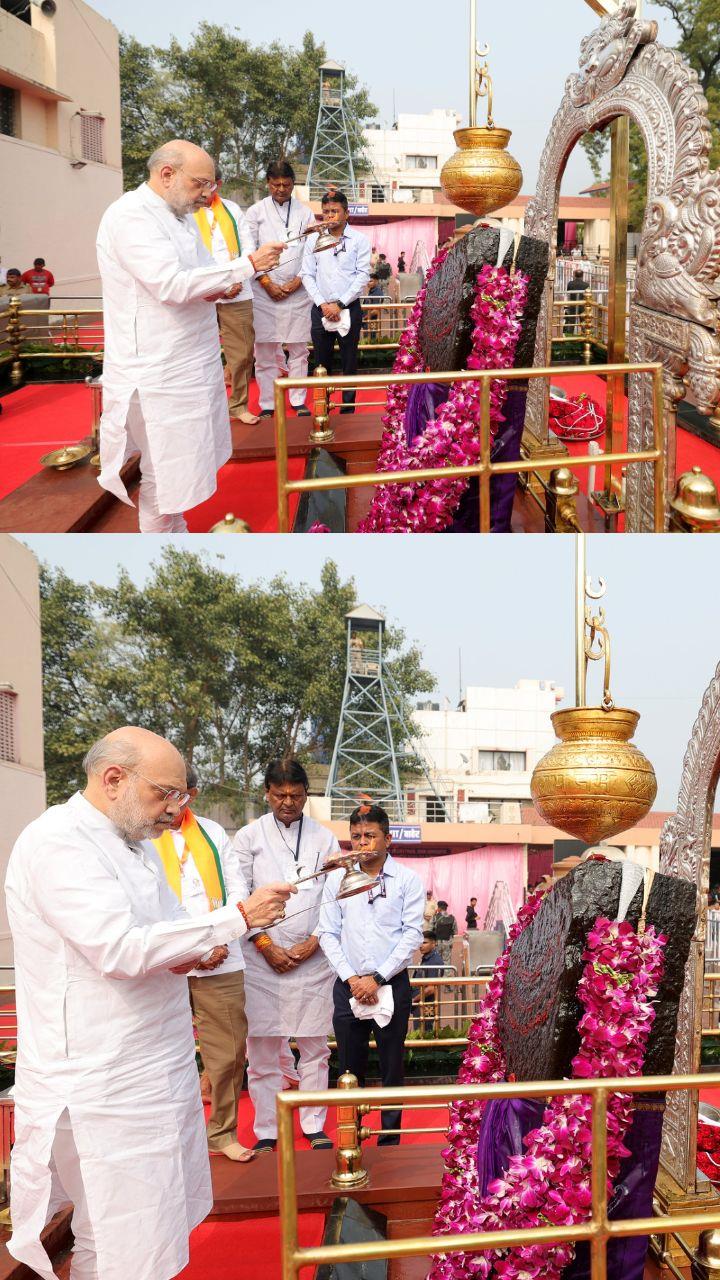 गृहमंत्र्यांच्या हस्ते श्री शनैश्वर मूर्तीस व उदासी महाराज मठात अभिषेकही करण्यात आला.